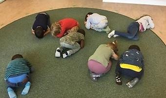 Barn på matta
