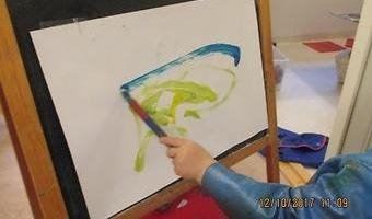 Barn som målar.