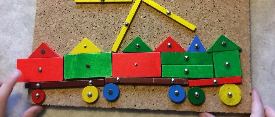 Ett tåg byggt av leksaksbyggdelar