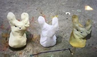 Flera små lerfigurer som skrivits ut av en 3D-skrivare