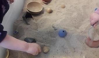 Barn som leker med sand