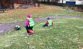Barn som leker utomhus.