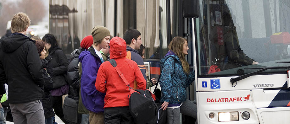Skolbuss med elever som kliver på bussen. Foto: Peter Bergman.