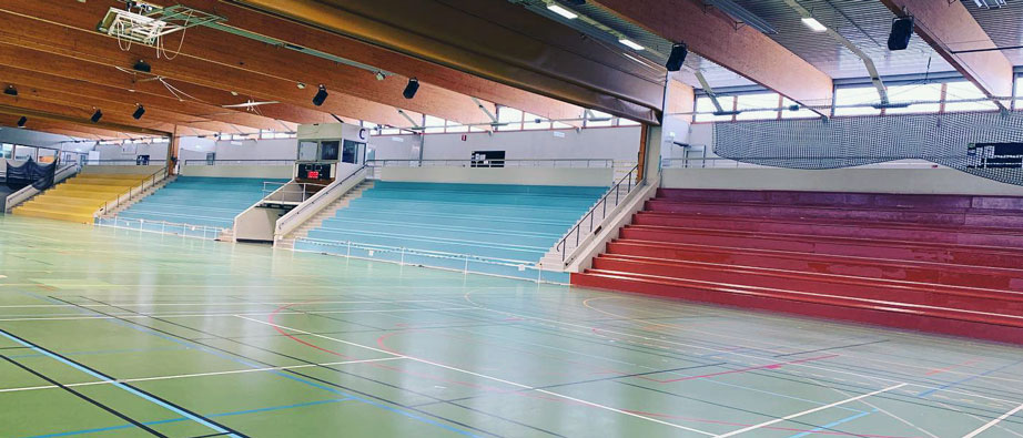 Sporthallen invändigt med färgade läktare