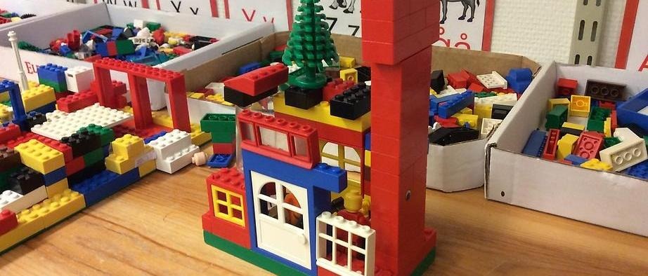 Ett hus byggt av lego