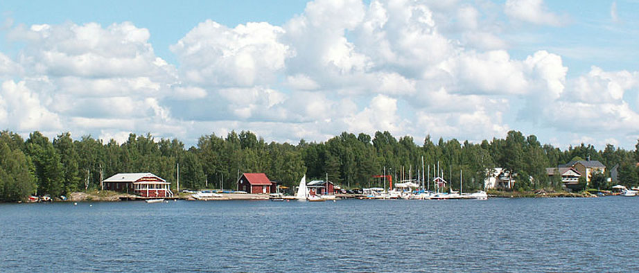 Bild tagen från båt som visar vatten och land med stugor