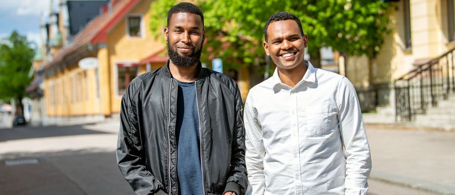 Två av Falu kommuns valambassadörer,  Abdikadir Elmi och Farhan Abdi.