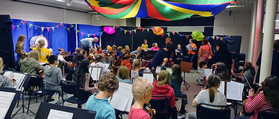 Bild på barnens orkester i ett rum.