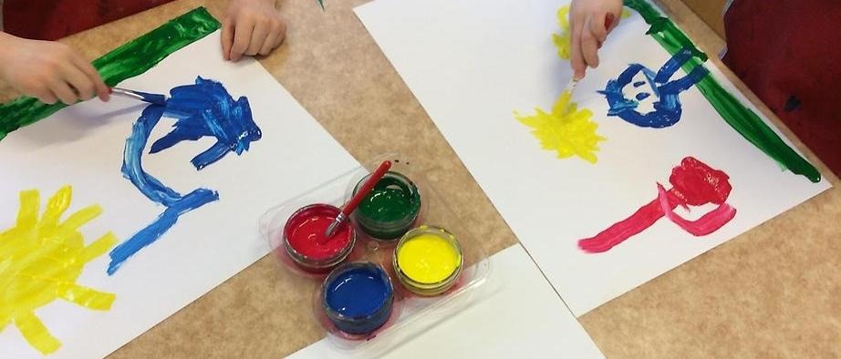 Barn som målar med akvarellfärg