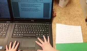 Barn skriver på dator