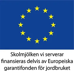 Logotyp för EUs skolmjölksstöd bestående av EU-flaggan och texten Skolmjölken vi serverar finansieras delvis av Europeiska garantifonden för jordbruket.