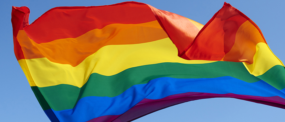 En Pride-flagga vajar i vinden