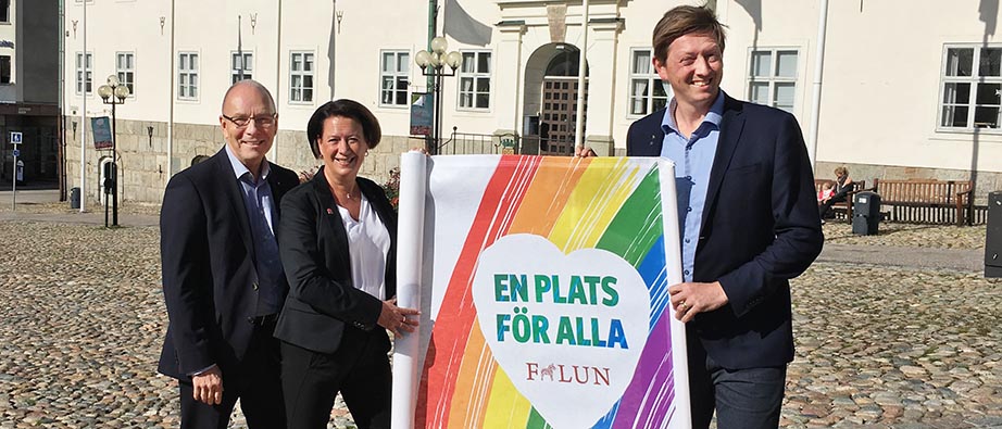Mats Dahlberg, Susanne Norberg och Joakim Storck tillsammans med kommunens banderoll.