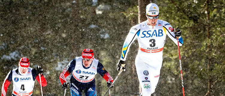 Calle Halfvarsson åker skidor under skidspelen.