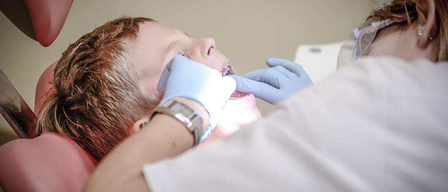 Ett barn som är hos tandläkaren