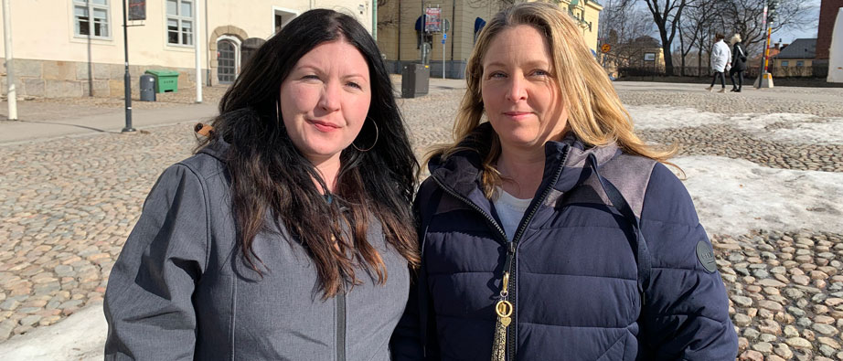 Sara Lundgren och Ulrika Hellmo porträtt på Stora torget i Falun