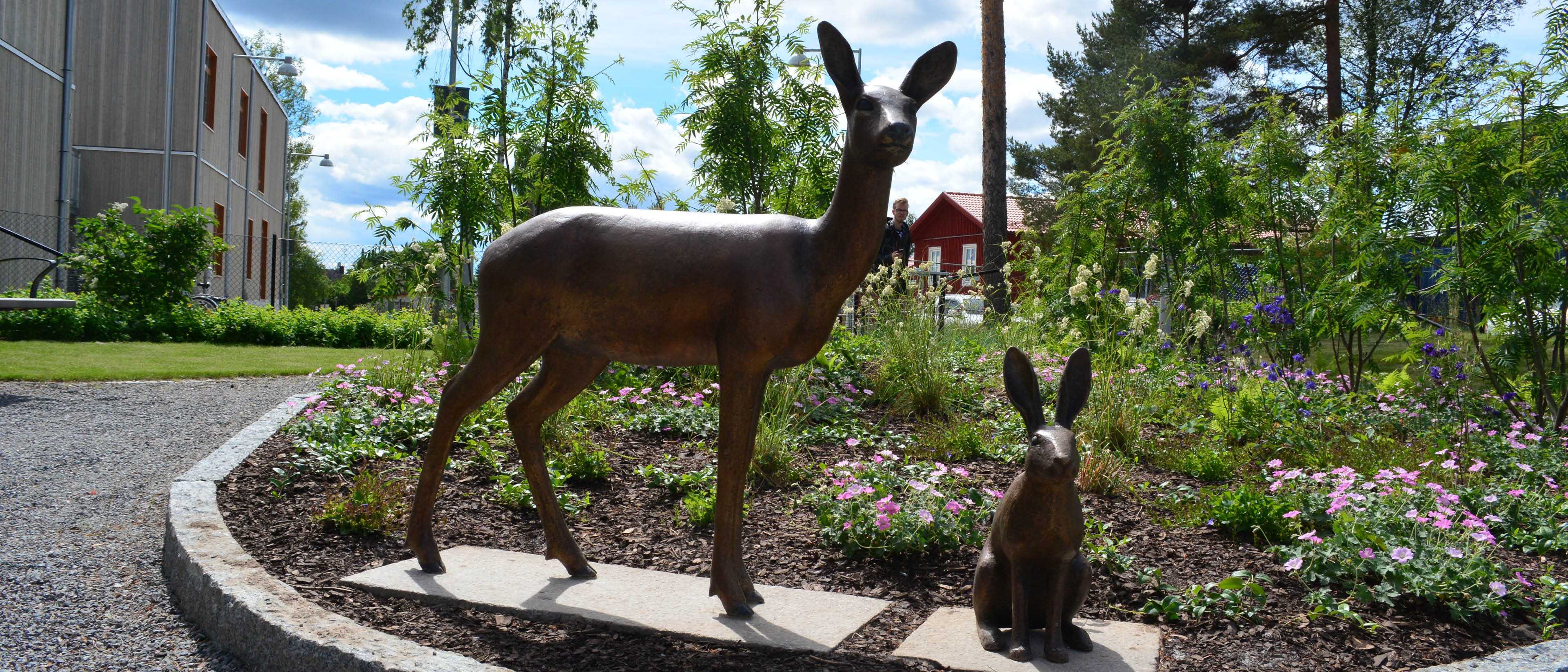 Två bronsskulpturer, ett rådjur och en hare, står i solskenet utanför Hälsingebackens boende.