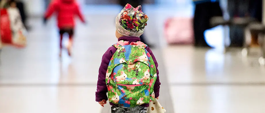 Ett litet barn med en ryggsäck