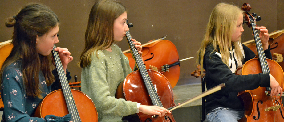 Tre flickor spelar cello
