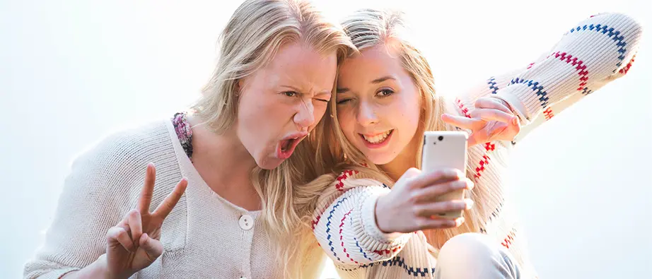 Två tjejer tar en selfie