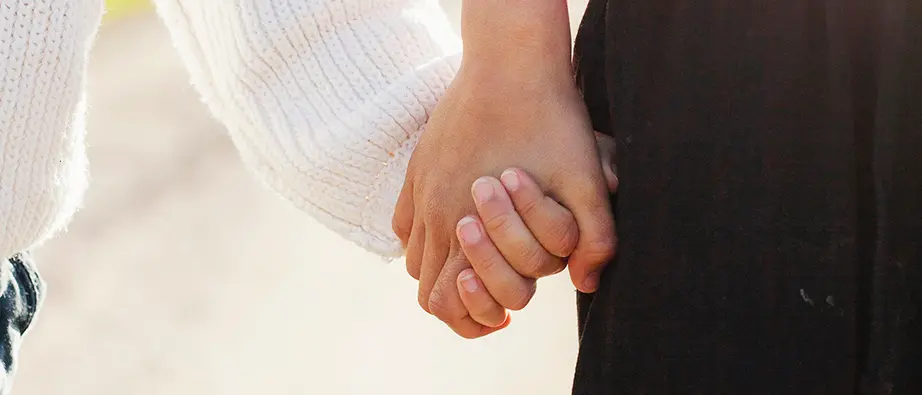 Händer. Två personen håller hand