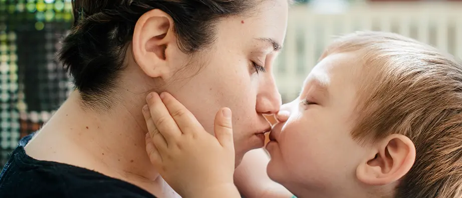 Kvinna och barn pussas