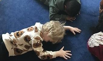 Barn vilar på matta