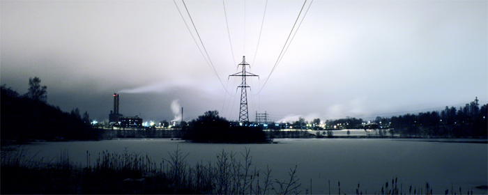 Kraftledning över Dalälven i Borlänge I bakgrunden syns industri