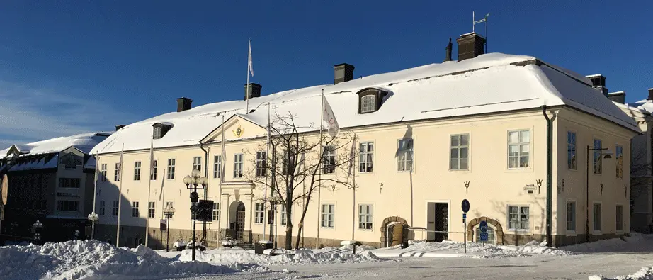 Rådhuset i Falun med snö på taket och på marken.