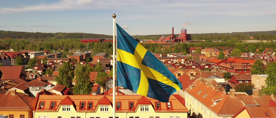 Svenska flaggan vajar