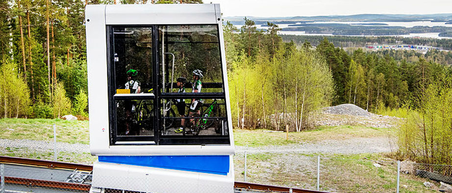 Bergbanan på Lugnet med cyklister i vagnen.