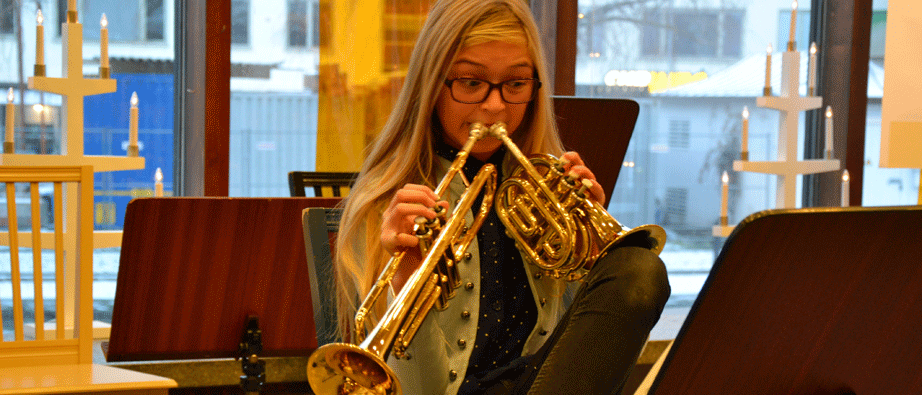 En tjej som spelar på två trumpeter samtidigt