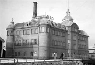 Gamla Badhuset som revs 1974. Foto Dalarnas museums arkiv.