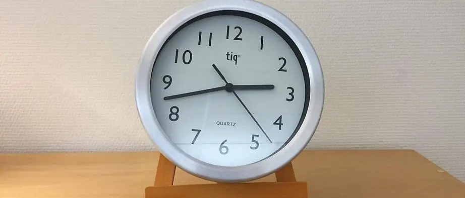 En klocka som står på ett bord