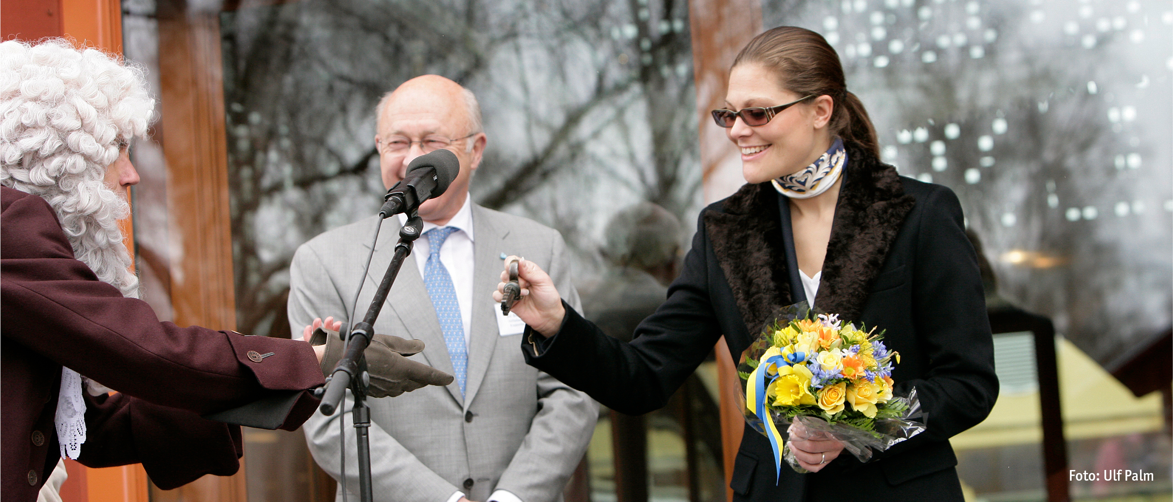Kronprinsessan Viktoria tar emot nyckeln till världsarvshuset från Christopher Polhem (skådespelaren Joakim Lindblad). I bakgrunden står Bo Berggren, tidigare verkställande direktör för Stora AB och senare företagets styrelseordförande.