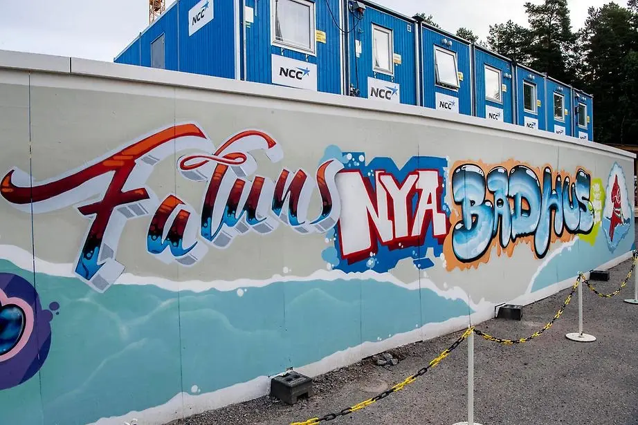 Graffitikonst. I text står det "Faluns nya badhus".