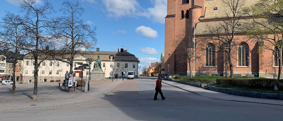 Åsgatan, Kristine kyrka och Rådhuset. En man går på ett övergångsställe.