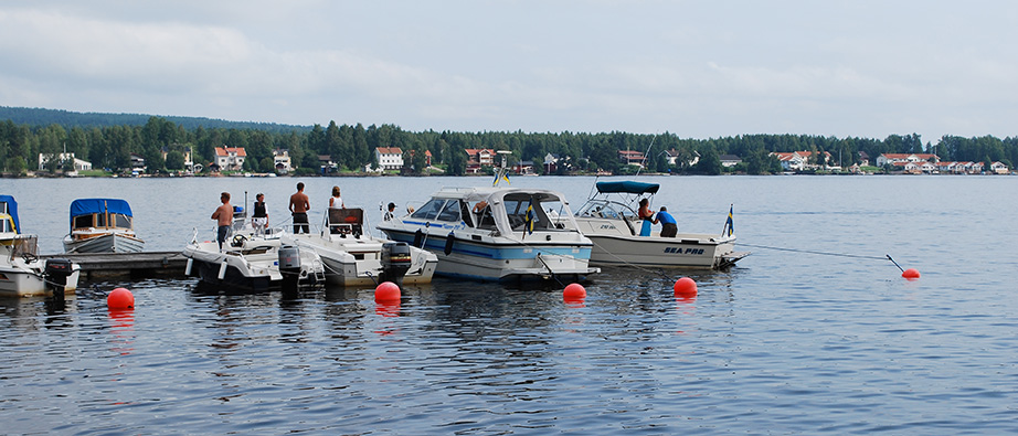 Flera båtar som ligger förtöjda vid en brygga