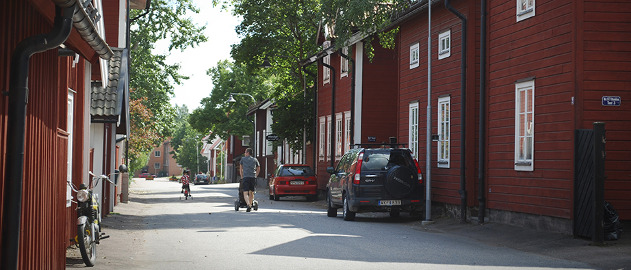 En man och ett barn som går genom stadsdelen Elsborg.