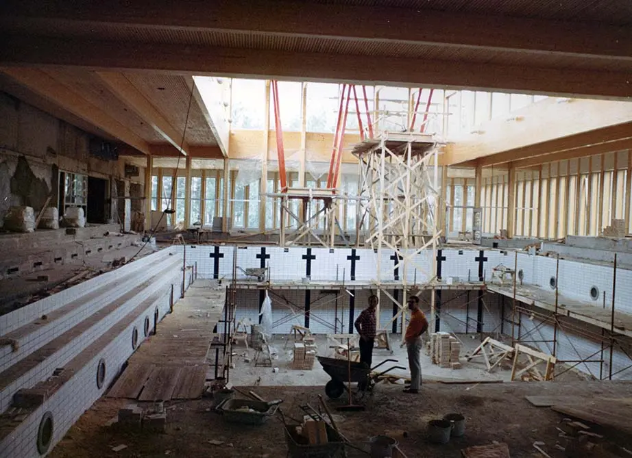 Den 30 juni 1972. Kakelsättningen av simbassängen avslutas.