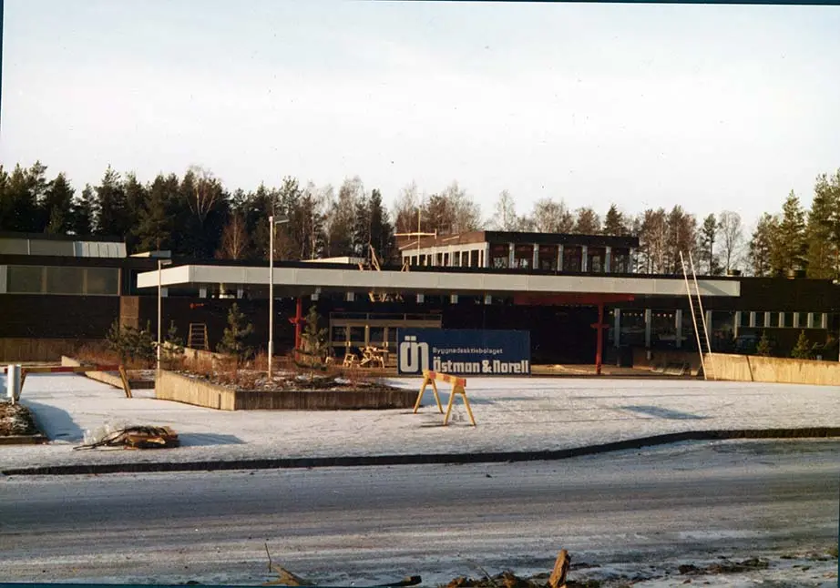 Bygget av entrén till sporthallen avslutas.