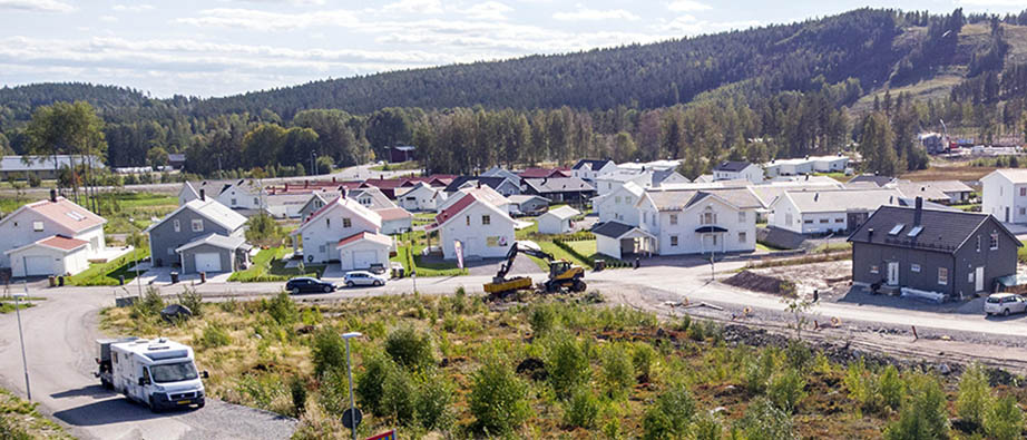 Vy över Lilla källviken. Hus och skidbacke i bakgrunden. Foto Ulf Palm.