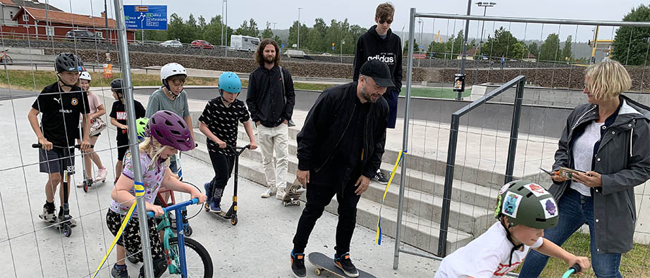 Barn på kickbikes och BMX är beredda att åka in på den nya delen av skateparken