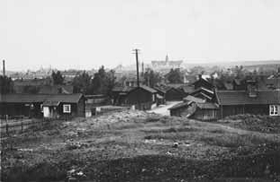 Utsikt från slaggvarpen bakom Vass Britas gård,1920-tal. 
