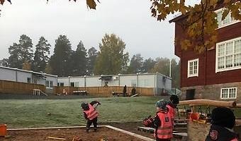 Barn som leker på skolgården.