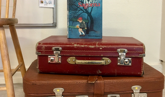 En bok som ligger på en resväska