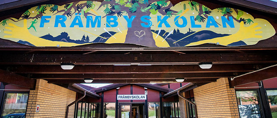 Bild på Främbyskolans skylt vid entrén