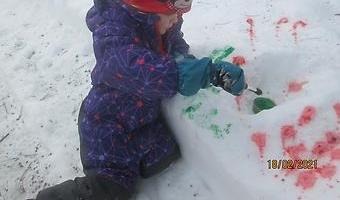 Barn målar på snö.