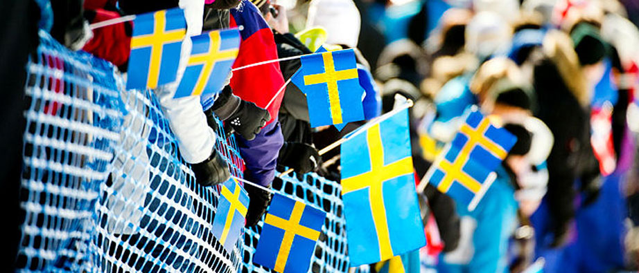 Publik vajar med svenska flaggor