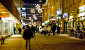 Julbelysning längs Åsgatan i Falun.